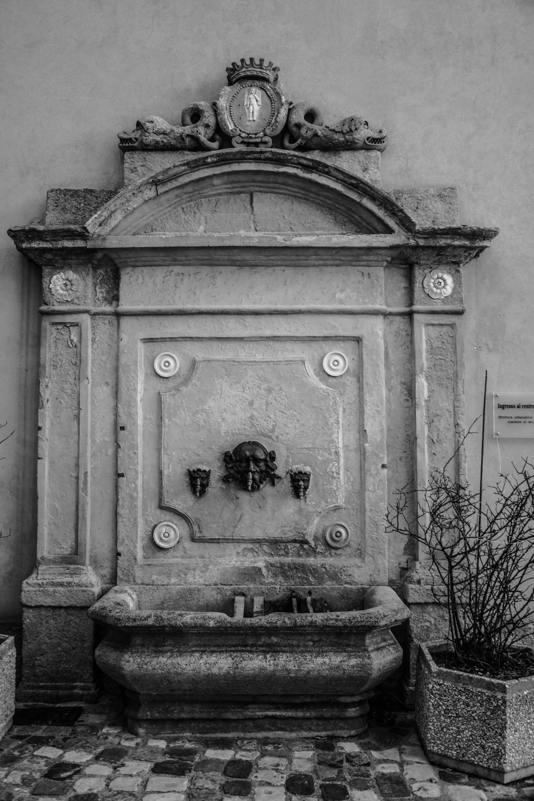 Antica fontana in pietra nel centro storico di Monte Grimano