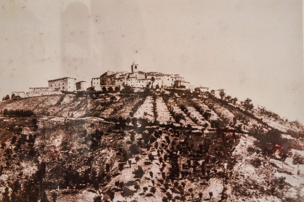 Un Salto nella Storia: Il Fascino Medievale del Borgo Antico e l’Imponente Torre Civica