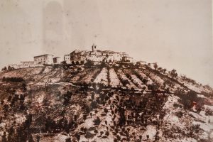 Un Salto nella Storia: Il Fascino Medievale del Borgo Antico e l’Imponente Torre Civica