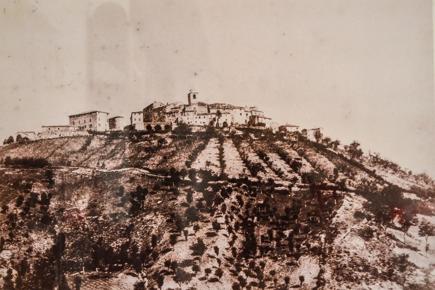 Un Salto nella Storia: Il Fascino Medievale del Borgo Antico e l’Imponente Torre Civica